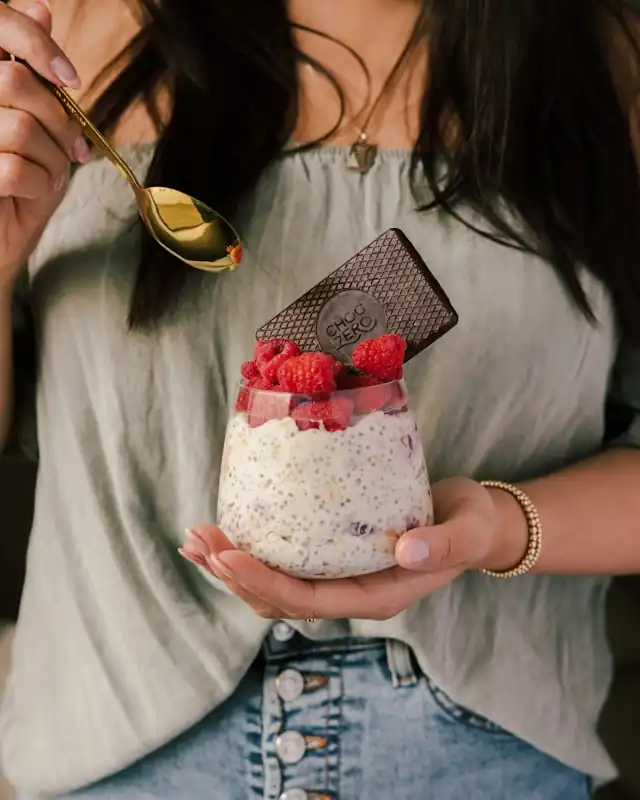 Schokoladen-Chia-Pudding mit Wildbeeren – ein leckeres und gesundes Dessert mit vollwertigen Zutaten und ayurvedischer Güte.